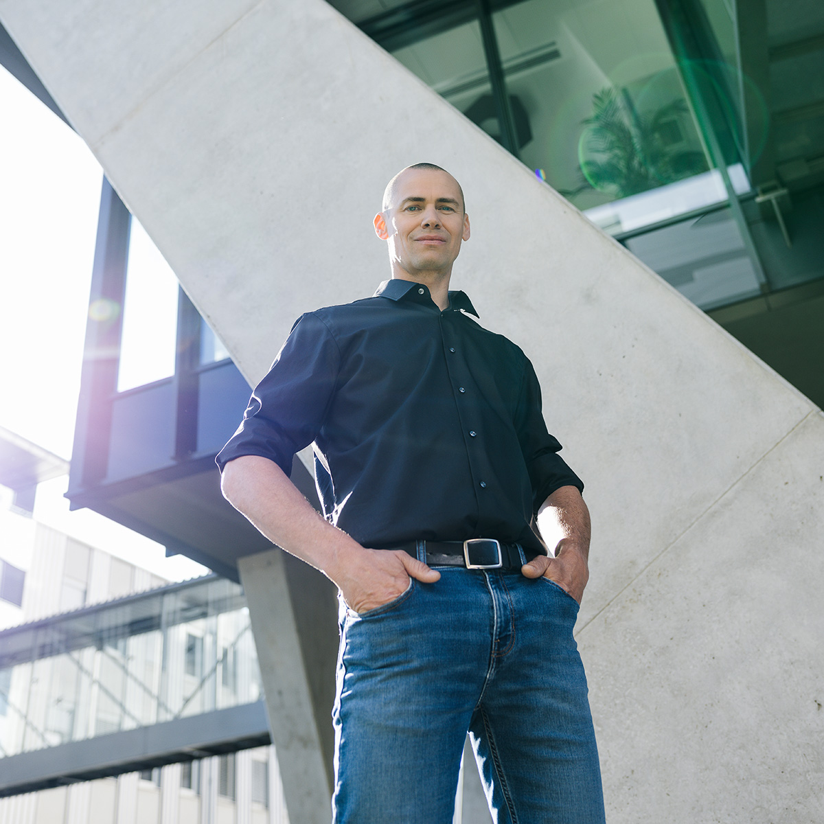 Andreas_Gerlitz Andreas Gerlitz steht selbstbewusst, mit beiden Händen in den Hosentaschen da