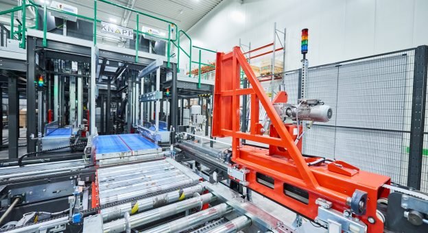 Dagab Inköp & Logistik AB, Axfood, comercio minorista de comestibles, comercio estacionario de comestibles, entrega a las filiales, despaletizadoras, desapiladoras La imagen muestra una estación de despaletizado completamente automática para el almacenaje eficiente y cuidadoso de los comestibles. Estos robots separan cajas mediante mecanismo de freno y las colocan en el sistema de transporte. Donde las unidades de embalaje se siguen transportando automáticamente.