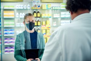 Servicio farmacéutico en el punto de venta: Una empleada de la farmacia atiende a un cliente.