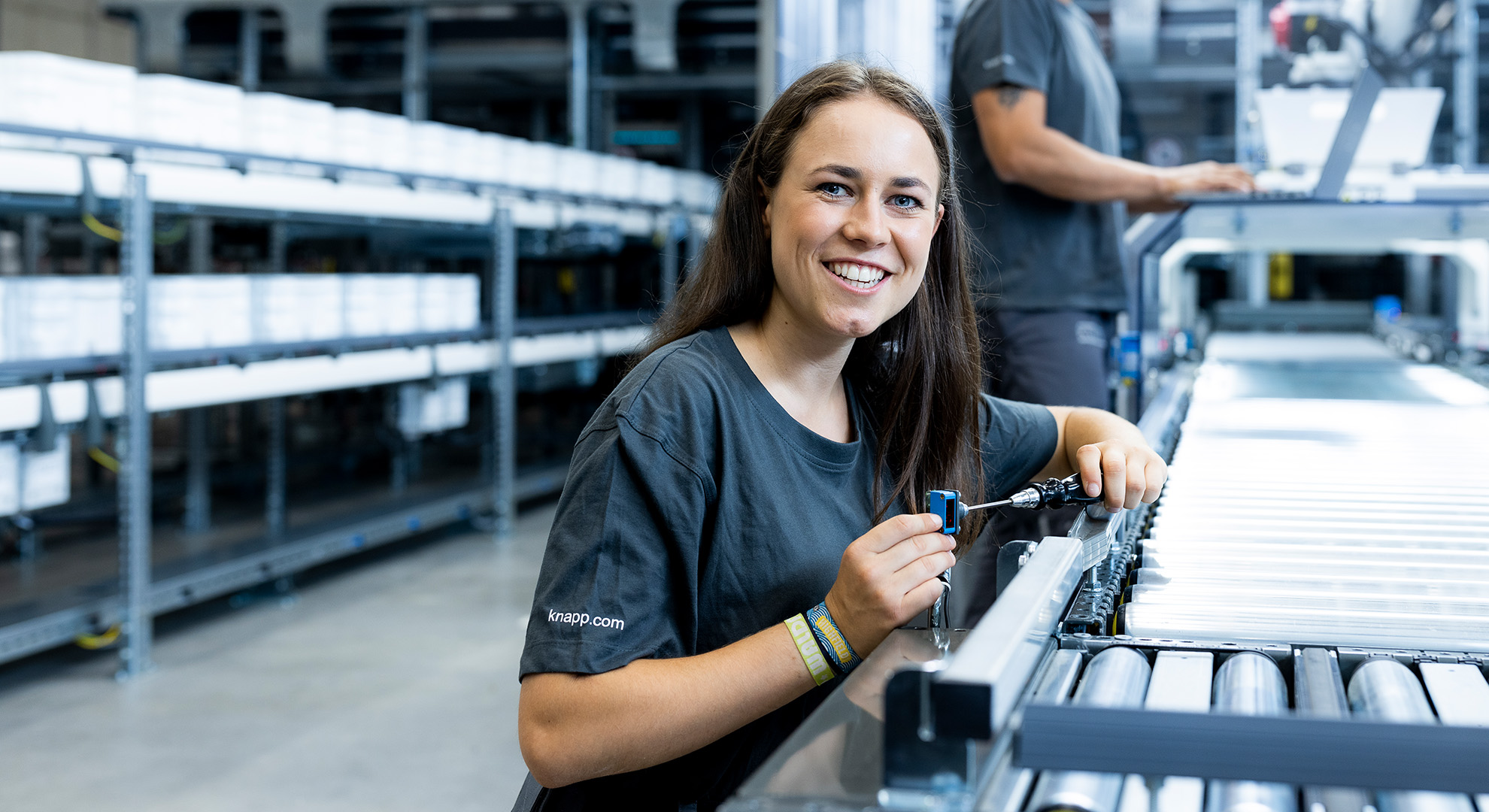 Bettina Pretterhofer lächelt während dem Inbetriebnehmen einer Anlage freundlich in die Kamera