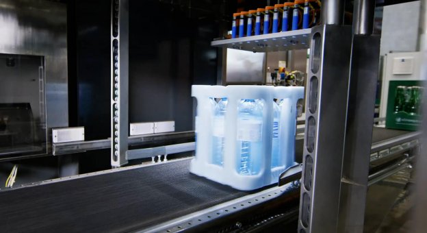 A beverage crate being moved on the conveyor system. The beverage crate runs through a recognition system that identifies the empties. In the process, a picture is taken of the beverage crate and saved in the system.