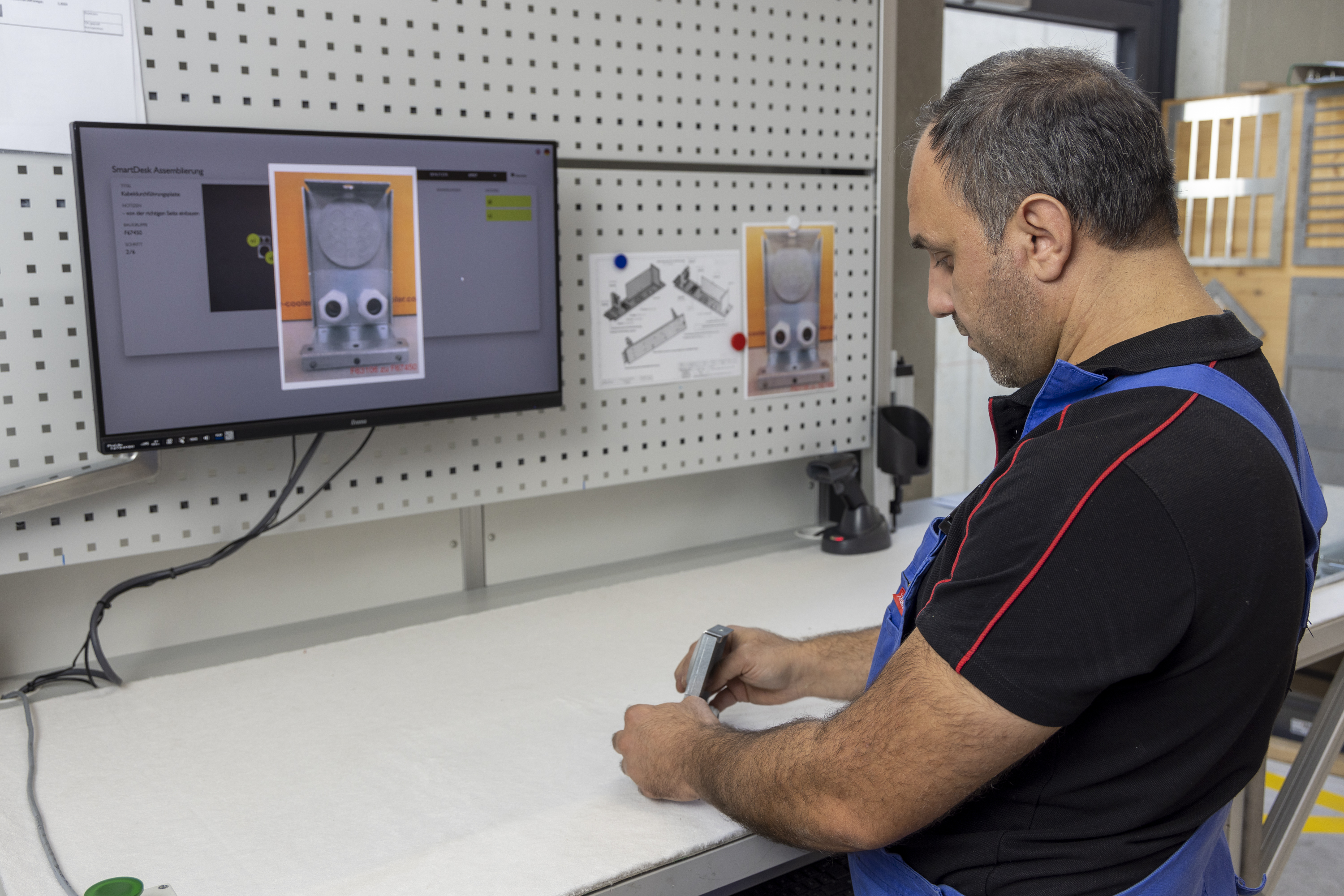Image recognition technology used at an intelligent work station The next work step is displayed on a monitor for an employee