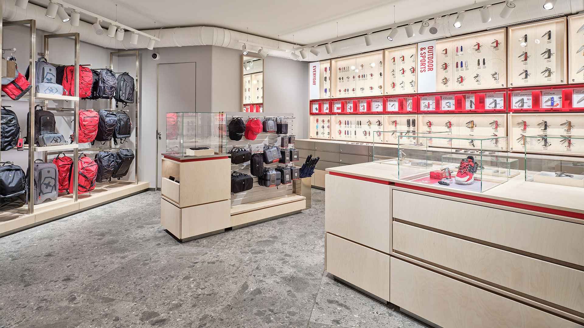 Exemple de boutique Victorinox où l’on peut acheter des sacs à dos, des casquettes, des chaussures de sport et des couteaux suisses.