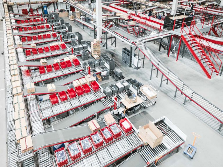 Celio: Efficient Store Delivery with the Split Tray Sorter | KNAPP