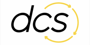 DCS Black Logo L'image montre les lettres minuscules "dcs" en noir, avec trois flèches jaunes formant un cercle partiel autour des lettres, suggérant un cycle ou un processus continu - idéal pour les Intégrateurs en logistique d'entrepôt à la recherche de solutions d'entrepôt sans rupture.