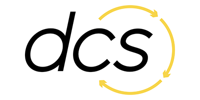 DCS Black Logo Das Bild zeigt die Kleinbuchstaben "dcs" in schwarzer Schrift mit einem gelben, geschwungenen Pfeil, der die Buchstaben im Uhrzeigersinn umkreist, als Symbol für Integratoren für Lagerlogistik und nahtlose Lagerintegration.