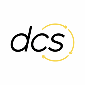 DCS Black Logo El logotipo muestra las letras minúsculas "dcs" en negro, con dos flechas curvas amarillas formando un círculo alrededor de las letras sobre fondo blanco.