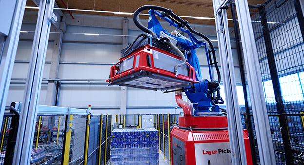Automatic high-performance robot helps depalletize goods in food logistics.