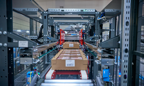 EDEKA Nordfrische Center Versandvorbereitung Nach der individuellen Zusammenstellung der Filialaufträge werden die Behälter sequenziert ausgelagert, tourenoptimiert vorbereitet und über automatische Stapelmaschinen versandfertig bereitgestellt.