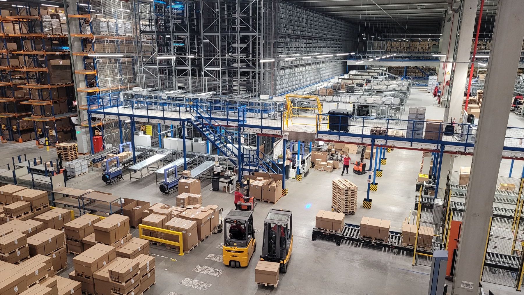 Vista de la nave de DRiV con puestos de trabajo y almacén automático de piezas pequeñas.