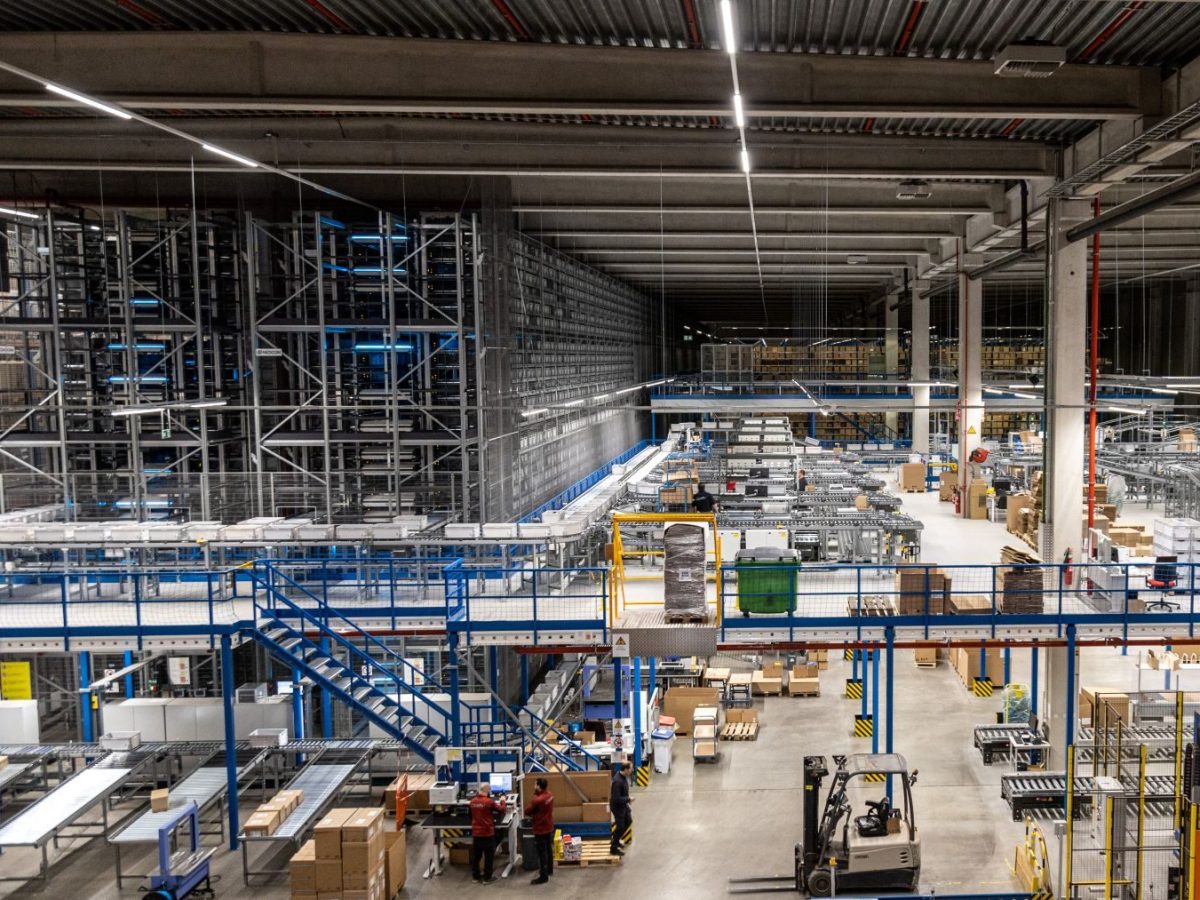Driv_willebroek_lagersystem_es La nave de DRiV con el nuevo sistema de almacenamiento Shuttle que comprende 27 niveles.