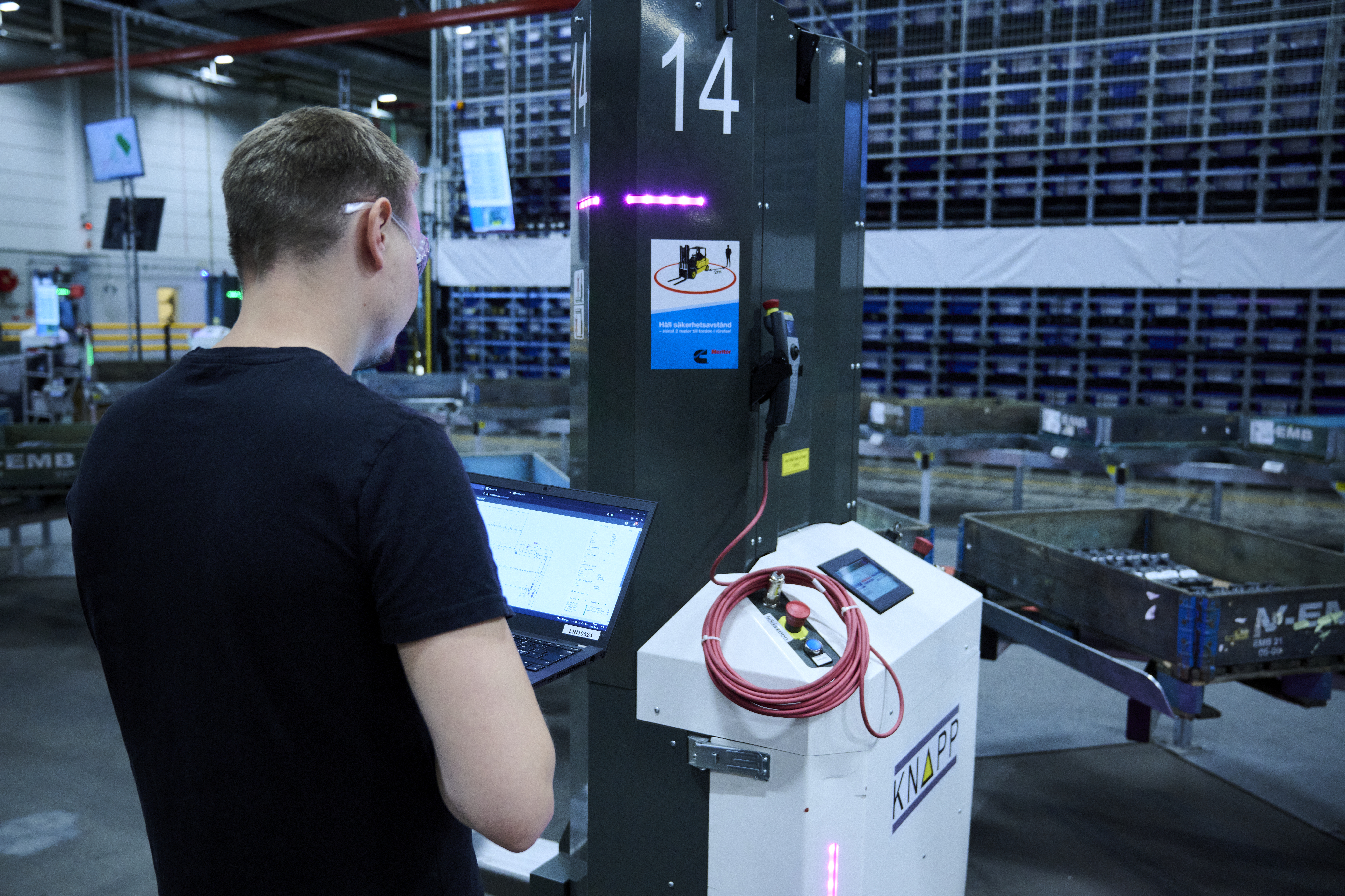 Flottenmanagement-Software KiSoft FCS bei Cummins Person bei Open Shuttle Fork, installiert Software