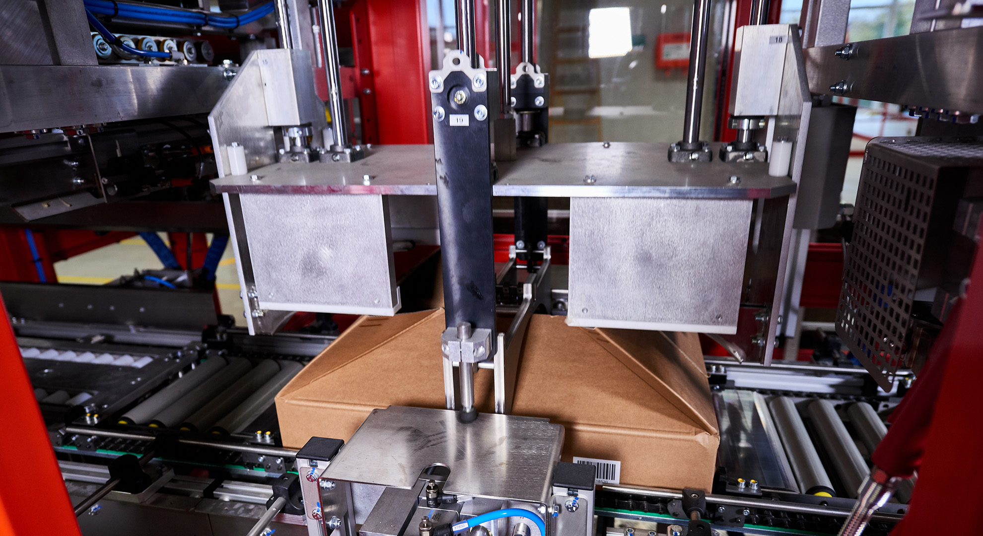 Plieuse et couvercleuse chez Würth Autriche. Une technologie pliant les cartons de sorte qu’ils soient moins hauts. Ceci économise du volume et donc de la place dans les camions.