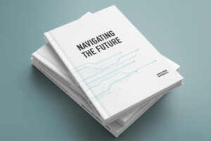 Une pile de livres à couverture rigide blanche intitulée « Navigating the Future », dont la couverture présente un design minimaliste d'inspiration technologique sur un fond bleu clair.