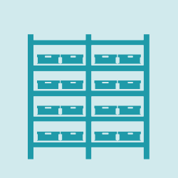 Funktionale Highlights-03 Eine tealfarbene Illustration eines Regals mit vier Fächern, die jeweils drei rechteckige Aufbewahrungsbehälter enthalten, symbolisiert organisierte Effizienz - perfekt für die Darstellung von Supply Chain Software - vor einem hellblauen Hintergrund.