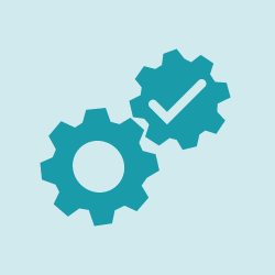 Funktionale Highlights-05 Zwei blaue Zahnradsymbole auf hellblauem Hintergrund, wobei ein Zahnrad ein Häkchensymbol enthält, stehen für effiziente Softwarelösungen für die Lieferkette.