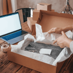 iStock-1222457436_klein online shopping / return