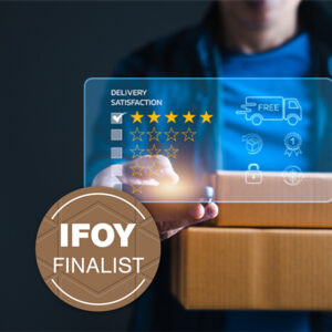 Personne tenant un colis et un téléphone avec une évaluation numérique de la satisfaction de la livraison, présentant le badge de finaliste de l'IFOY et l'automatisation logistique.