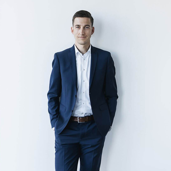 Johannes_holas_branchenseite Portrait von Johannes Holas Vice President Business Unit Fashion, Experte in der Fashion Logistik.