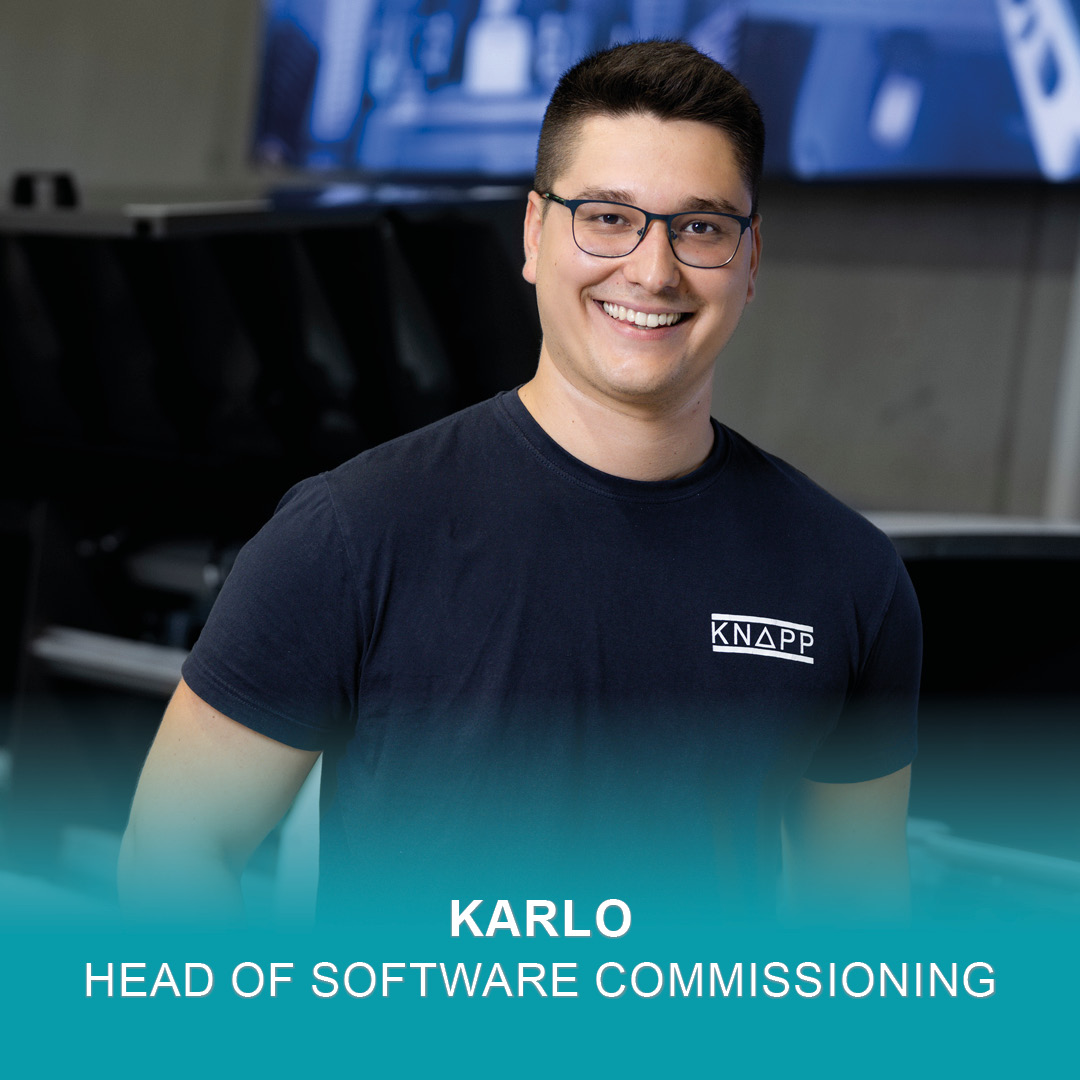 Ein Mann mit Brille und dunklem T-Shirt arbeitet an einem Laptop und überwacht die Inbetriebnahme von Software.