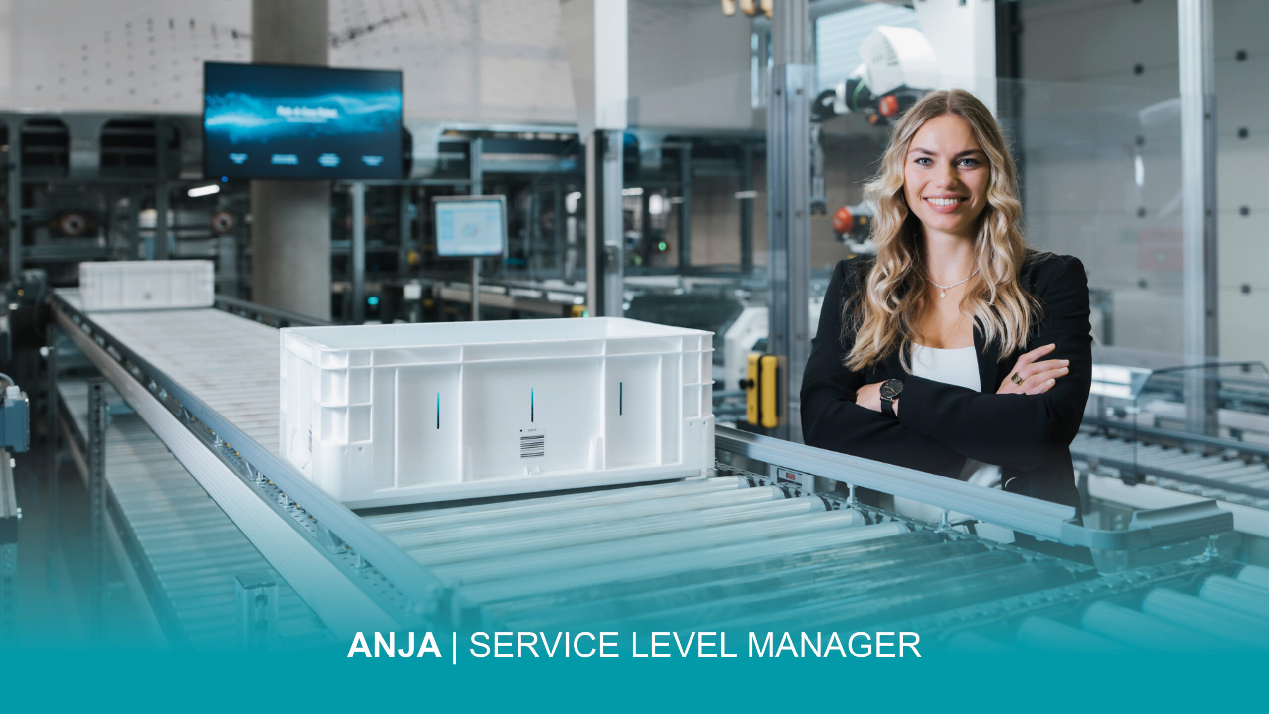 Eine Frau im Geschäftsanzug steht lächelnd an einem Förderband mit einer weißen Kiste. Der Text lautet: "ANJA | SERVICE LEVEL MANAGER.
