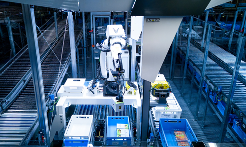 Pick-it-Easy Robot automatise la logistique des produits frais chez EDEKA NORDfrische à Lüttow-Valluhn.