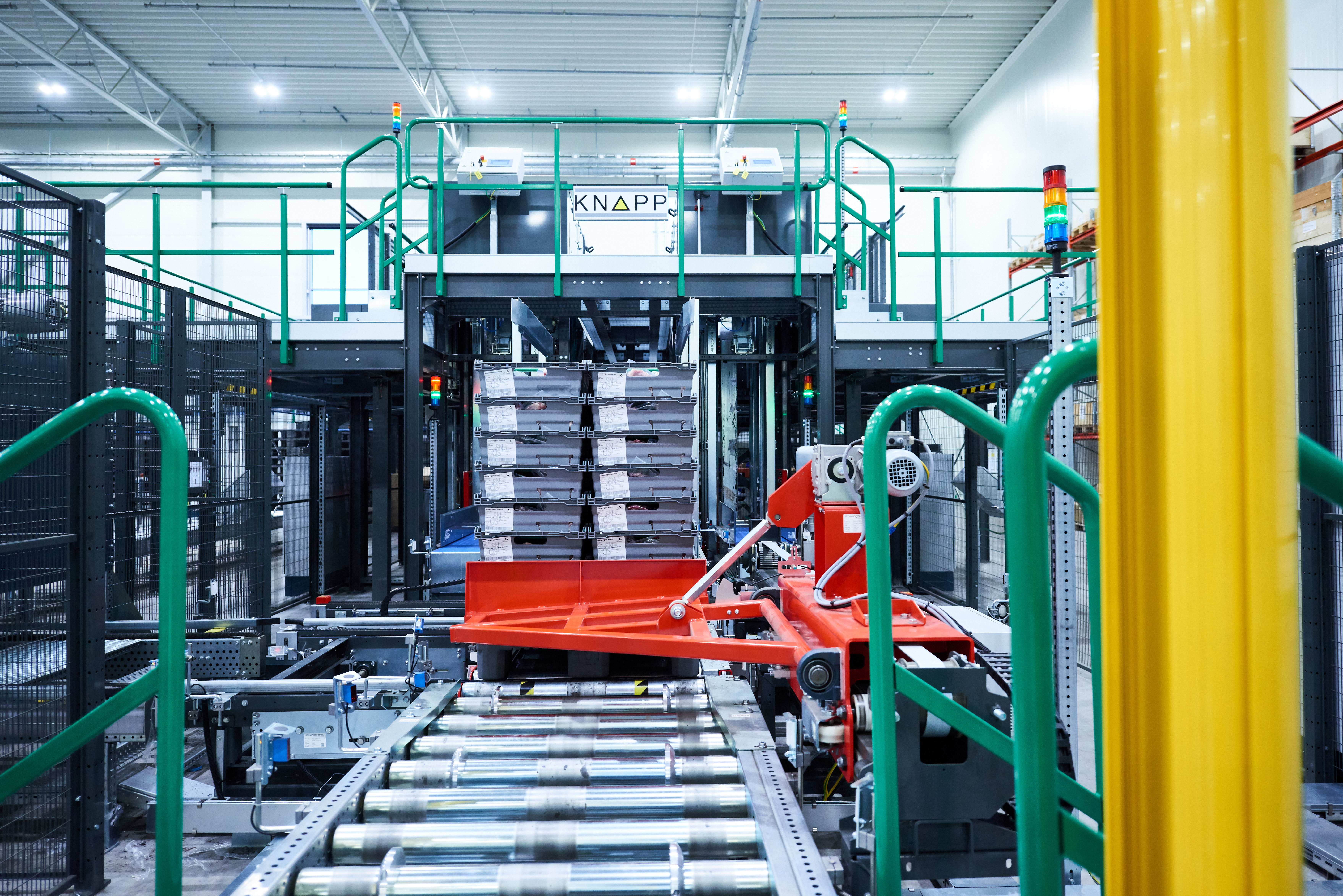 Automatische Depalettierer trennen die Gebindestapel von den Paletten.