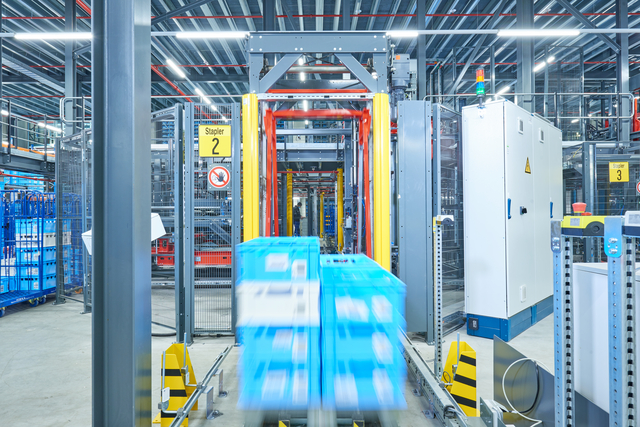 Ein automatisiertes Lager sorgt für maximale Frische durch maßgeschneiderte Automatisierung, während sich blaue Pakete auf einem Förderband inmitten fortschrittlicher Industrieausrüstung bewegen.