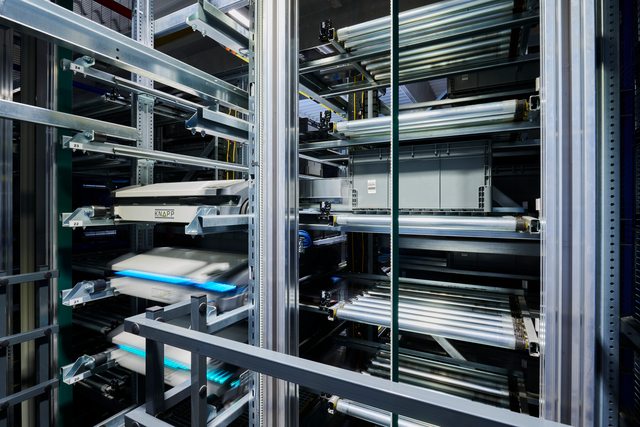Das automatische Lagersystem Evo Shuttle 1D bei eMAG in Betrieb.