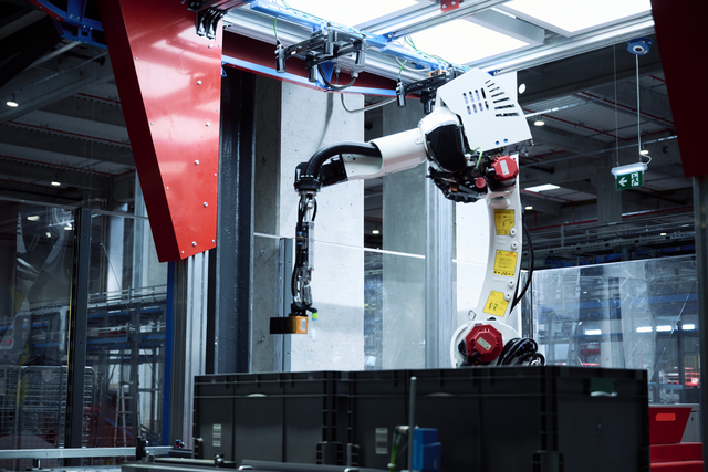 Robot de prélèvement Pick-it-Easy Robot chez eMAG. Le robot de prélèvement Pick-it-Easy Robot prélève la marchandise en vente dans l’installation d’eMAG à Bucarest.