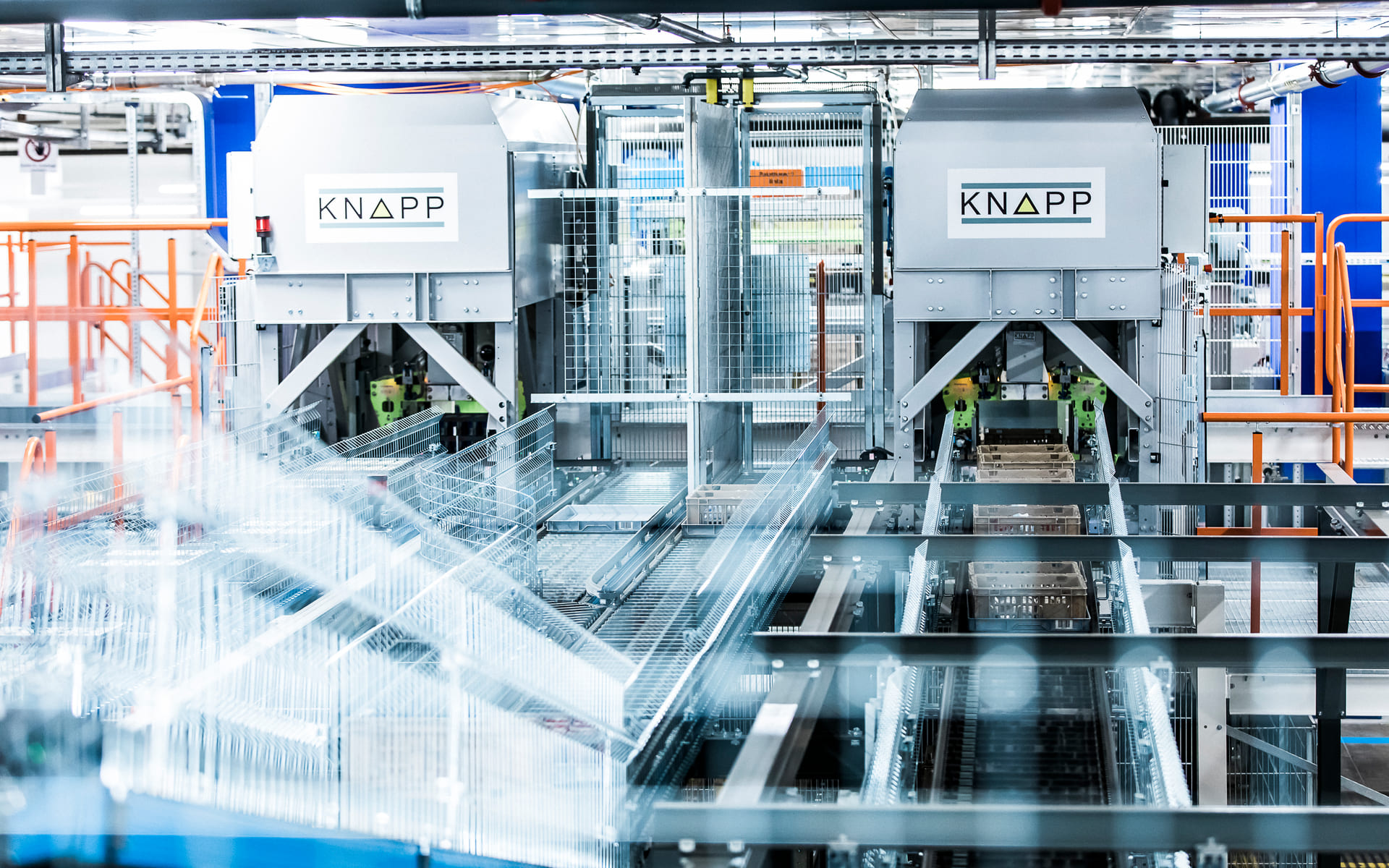 Kisten mit Artikeln werden zu den Stacking-Maschinen transportiert