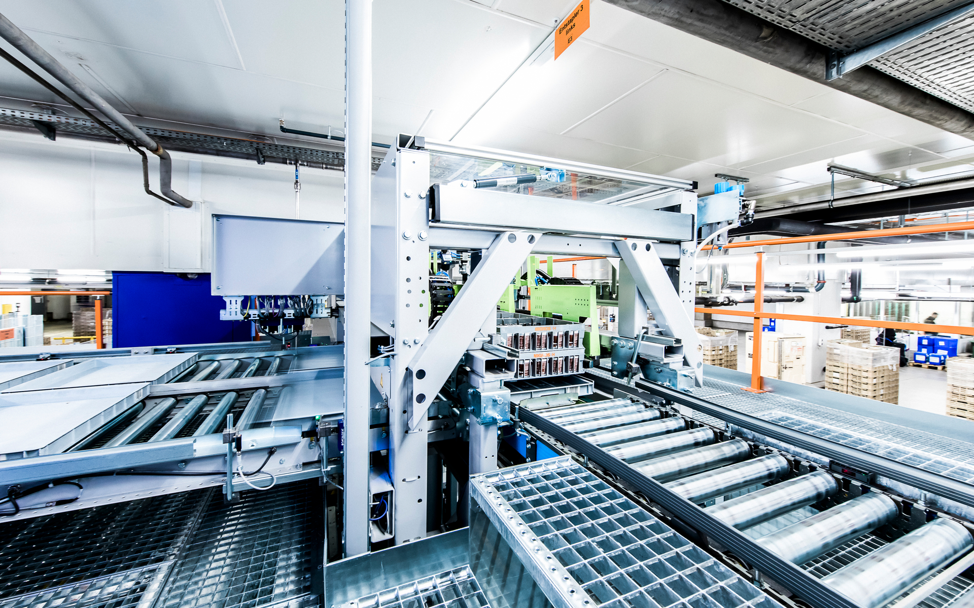 Automatisierte Maschinen und Förderbänders automatisiert die Belieferung von 150 Filialen.