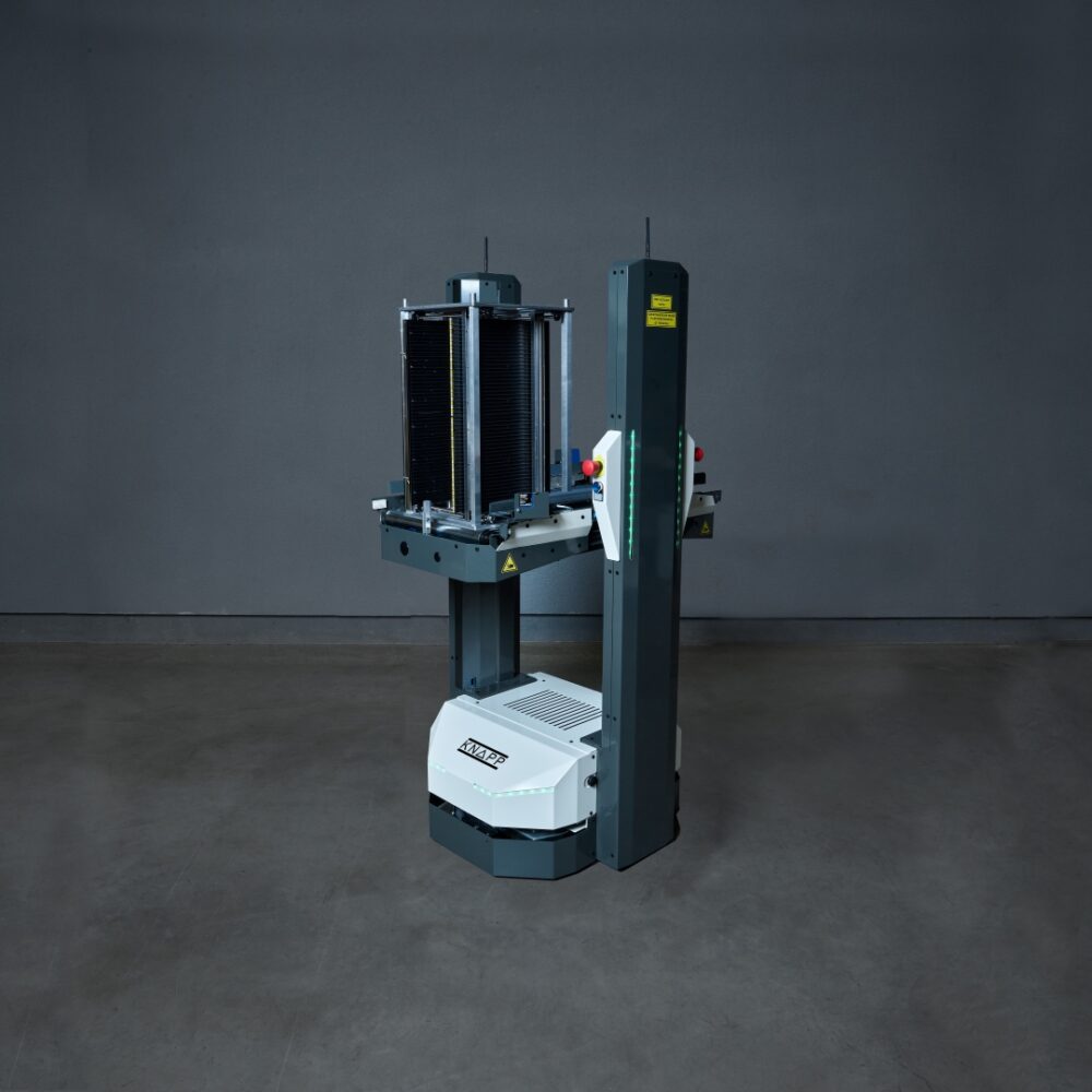 Un robot mobile autonome Knapp équipé d'une étagère de stockage verticale.