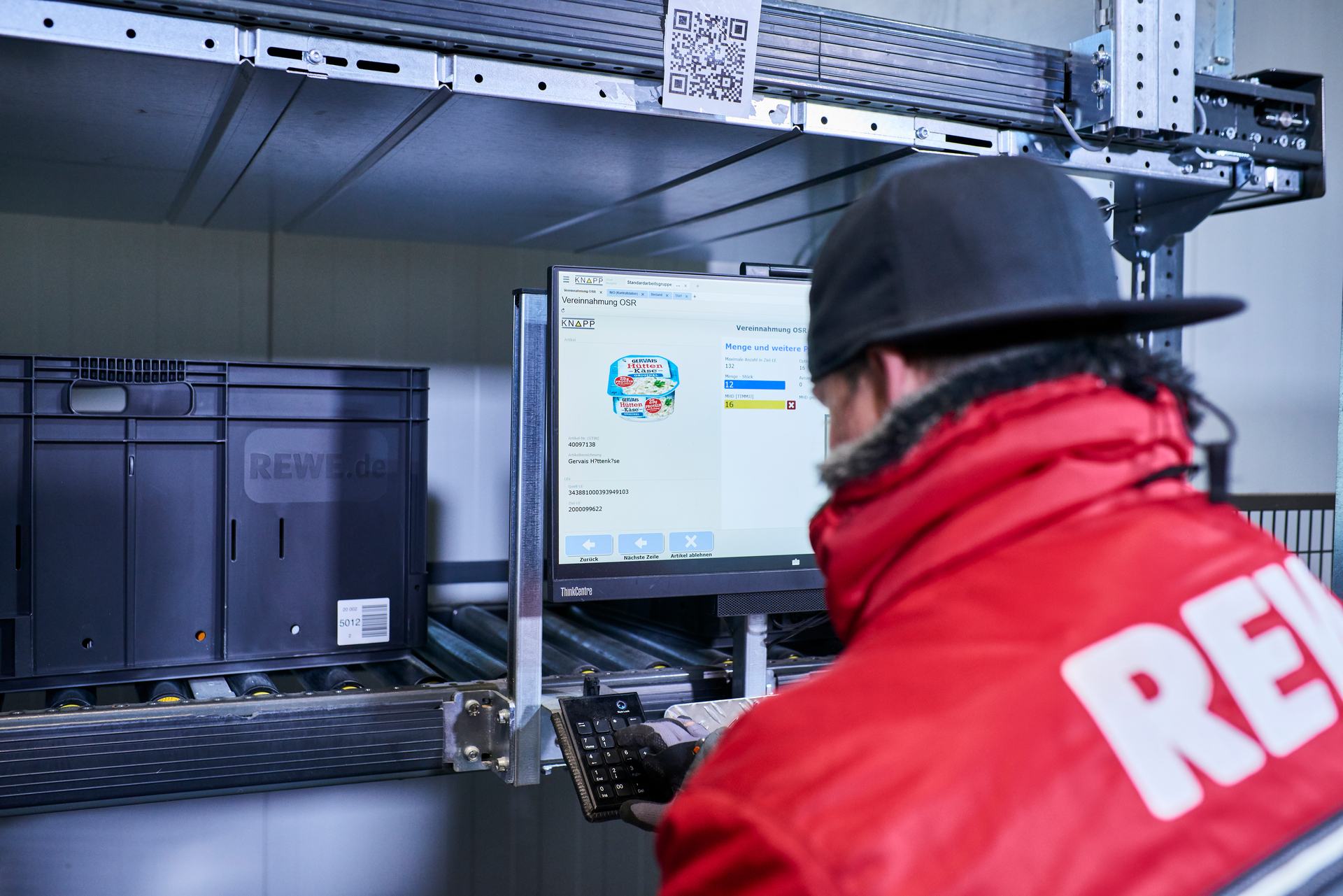 Eingehende Güter werden im System registriert und in Kisten zur Lagerung im Evo Shuttle verstaut.