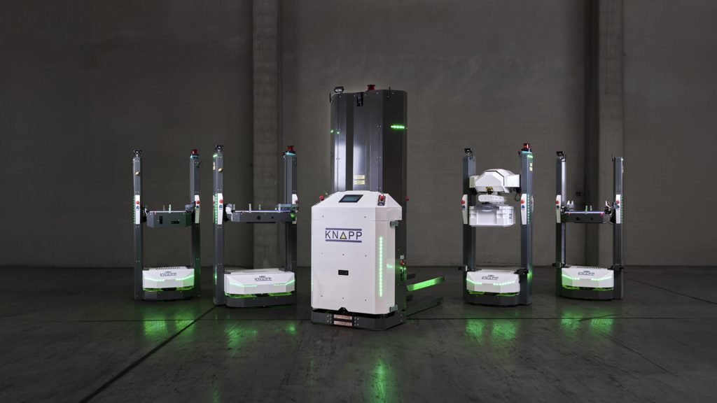 La famille de produits Open Shuttle avec cinq différents types d’AMR, présentée par KNAPP au salon automatica 2025.