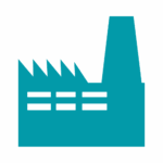 KNAPP_CD_Icons_Branchen_Industry Ein blaugrünes Symbol einer Fabrik mit einem hohen Schornstein, einem Sägezahndach und Reihen von rechteckigen Fenstern, das Supply Chain Software symbolisiert, vor einem hellgrauen Hintergrund.