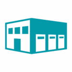 KNAPP_CD_Icons_Branchen_wholesale Schlichte teal-weiße Grafik eines Lagerhauses oder Industriegebäudes, ideal zur Illustration von Supply-Chain-Software, mit drei großen Garagentoren und zwei Stockwerken mit Fenstern auf der Vorderseite.