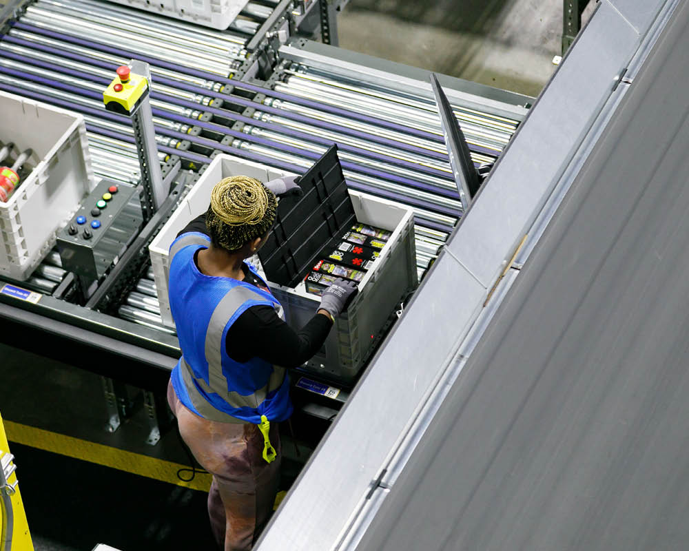 Decanting-Prozess in Walmarts Next Generation Fulfillment Center.