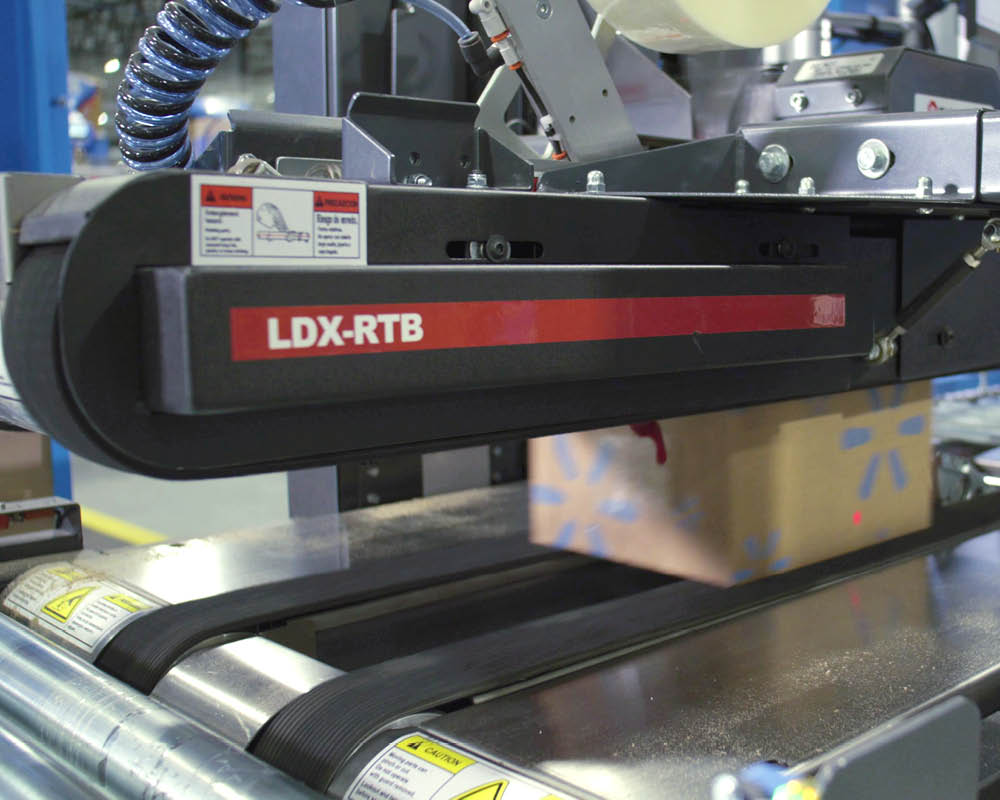Vollautomatischer Kartonverschluss in Walmarts Fulfillment Center.