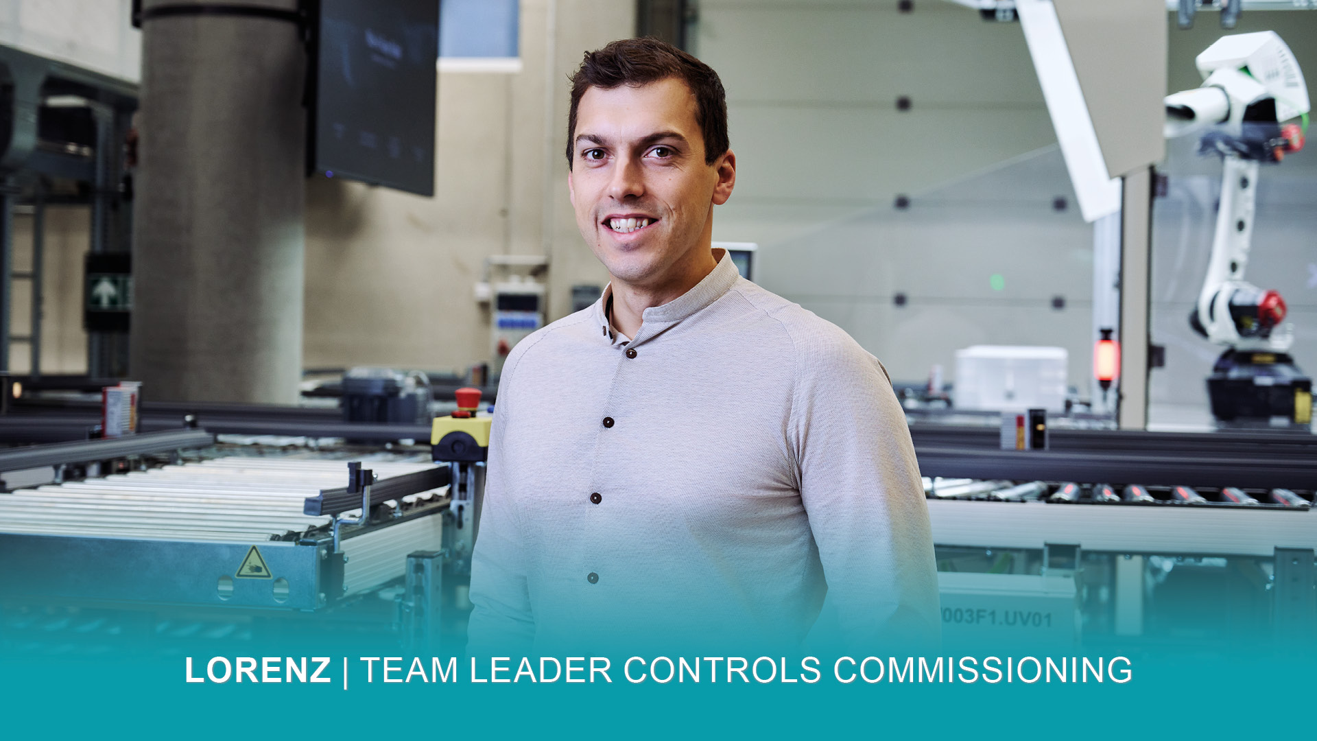 Lorenz_1920x1080 Teamleiter Controls Commissioning Lorenz steht in einem Lager und lächelt in die Kamera