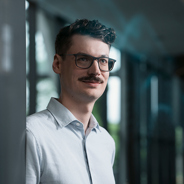 Markus, erfahrener Logistikexperte mit Brille, lächelt freundlich