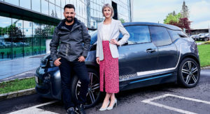 Gelebte Nachhaltigkeit: Murat und Lydia sind begeistert von der Initiative KNAPP goes green und nutzen das vielfältige Angebot, das von Elektro-Autos bis zu gratis Öffi-Tickets reicht. 