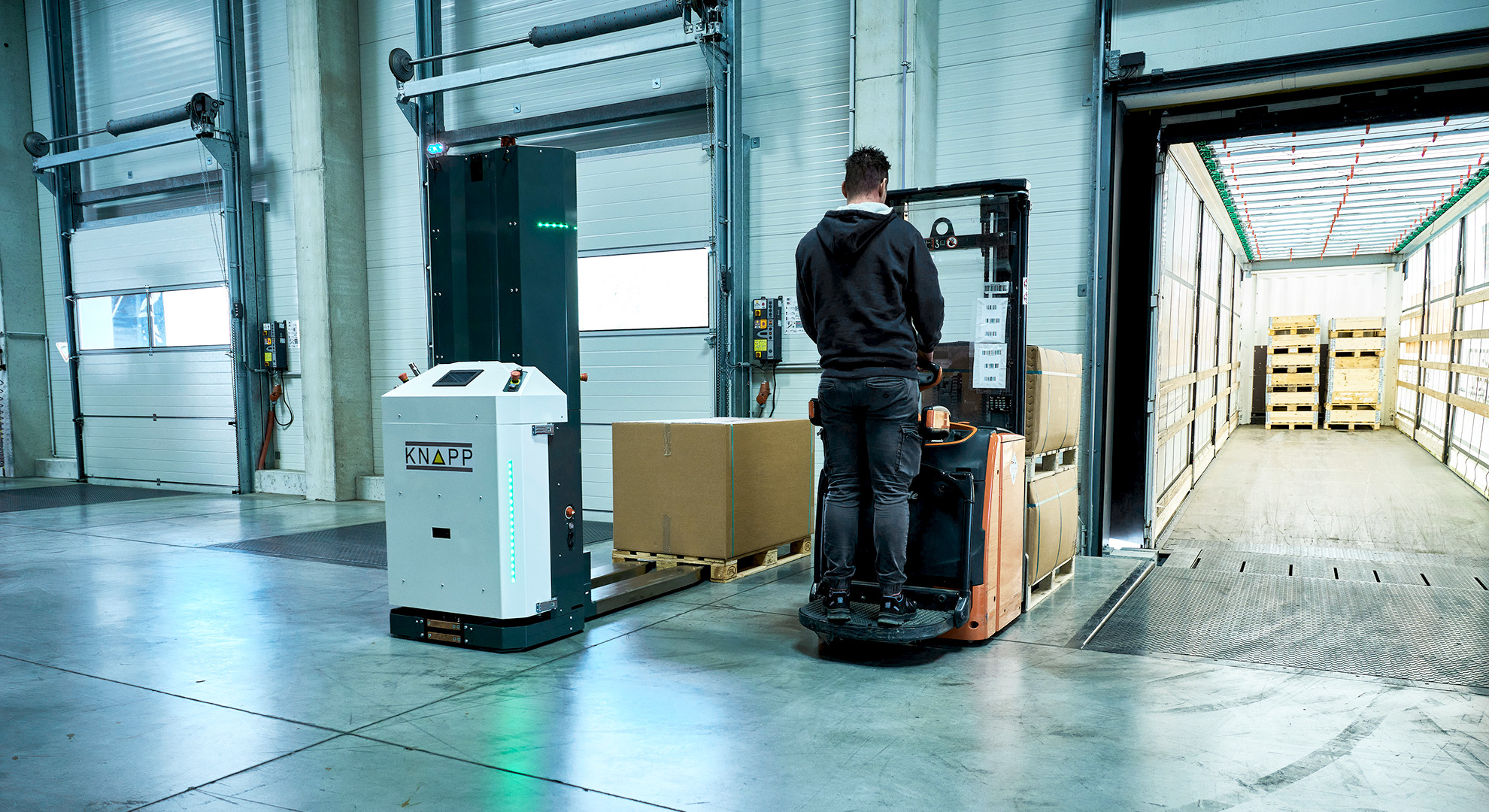 Robots and humans work hand in hand in sustainable logistics