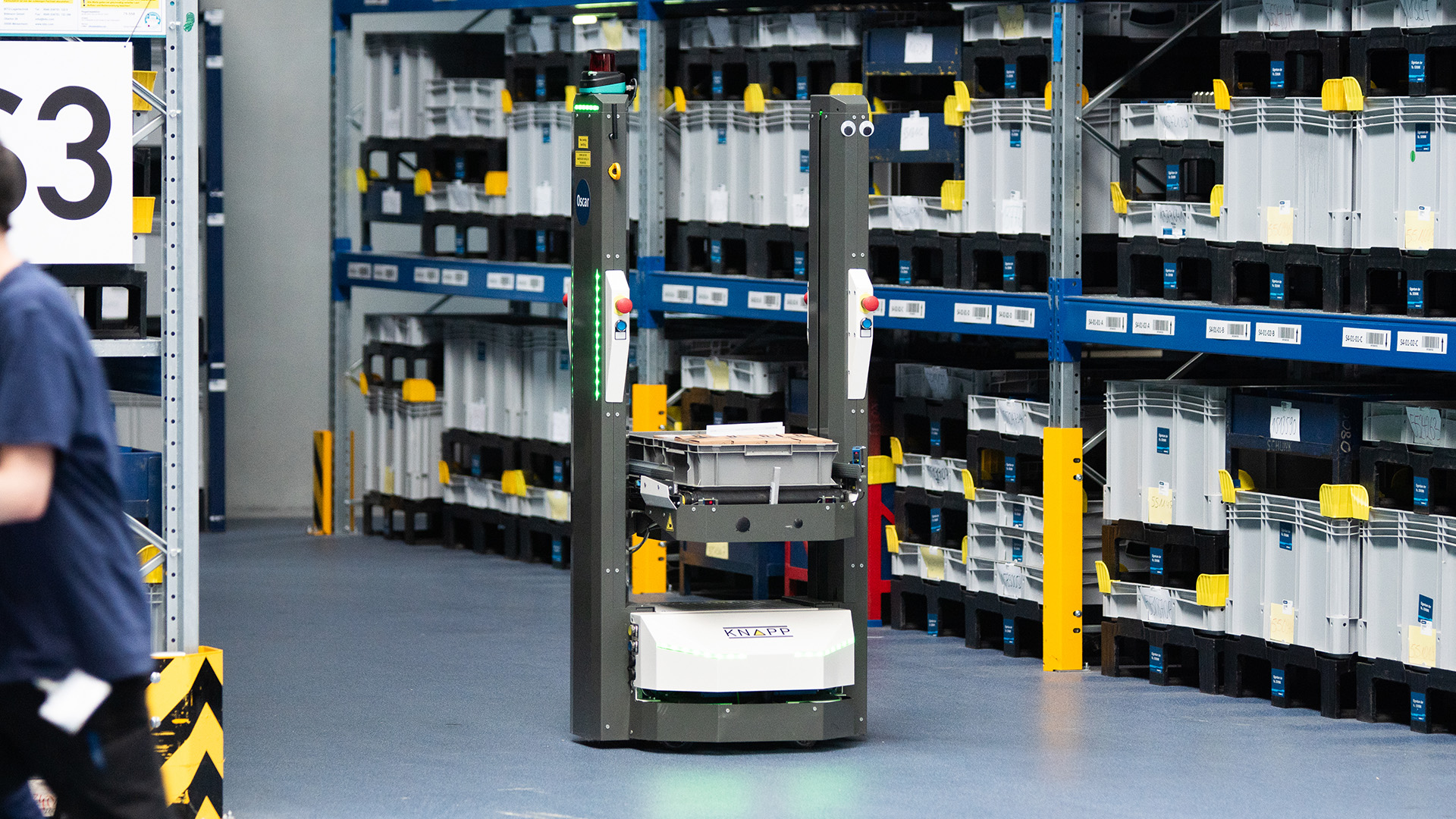 Un robot d'entrepôt navigue dans les allées, effectuant un tri automatisé dans le cadre d'un kosteneffizientes fahrerloses Transportsystem.