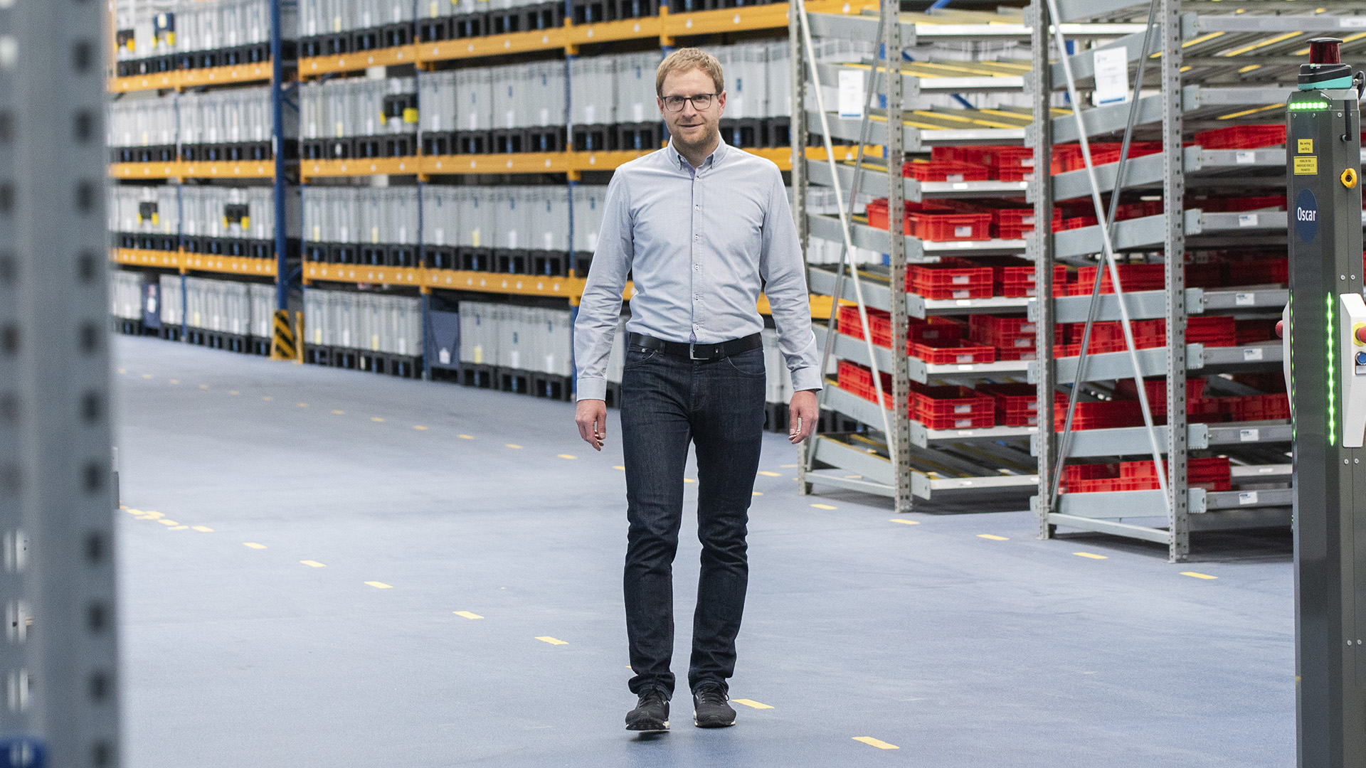 Pascal Weiland, Head of Assembly & Logistics, Schunk A man with strawberry blond hair, aged 40 and wearing glasses, stands in the Schunk warehouse.