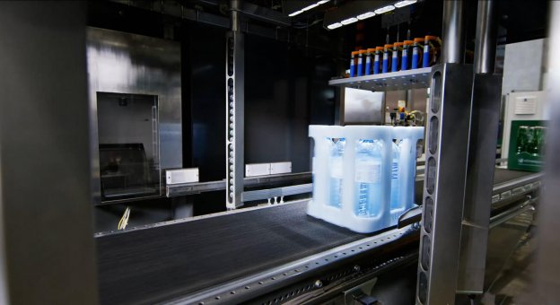 Cleanaway, RMS, Reusables Management Solutions, Leergut, Leergutmanagement, Pfandwerterkennung, Logoerkennung, Erkennungsmaschinen Innenansicht einer Pfandwerterkennungsmaschine. Ein Gebinde in Form einer Getränkekiste mit Völsauer fährt durch die Erkennungsmaschine. Das Bild zeigt, wie ein Bild von dieser Kiste gemacht wird.