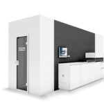 R3000x Moderner, schwarz-weißer, modularer Raum mit einer Glastür mit der Aufschrift "KNAPP-Store", einem an der Wand montierten Bildschirm, einer Theke, Ablageschränken und Chargenverfolgung.