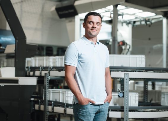 Seldin Zelkanovic KAG 002 Nuestro colega Seldin se encuentra en un almacén automatizado por KNAPP.