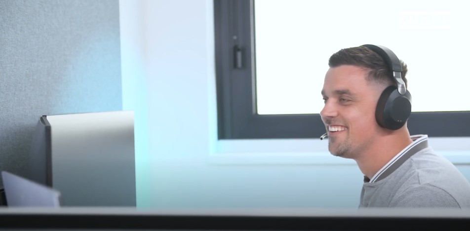 Seldin Zelkanovic KAG 004 Nuestro colega Seldin está hablando por teléfono con uno de sus clientes. Lleva los auriculares puestos y está hablando de temas relacionados con el software en su función de Gestor de Prestación de Servicios.