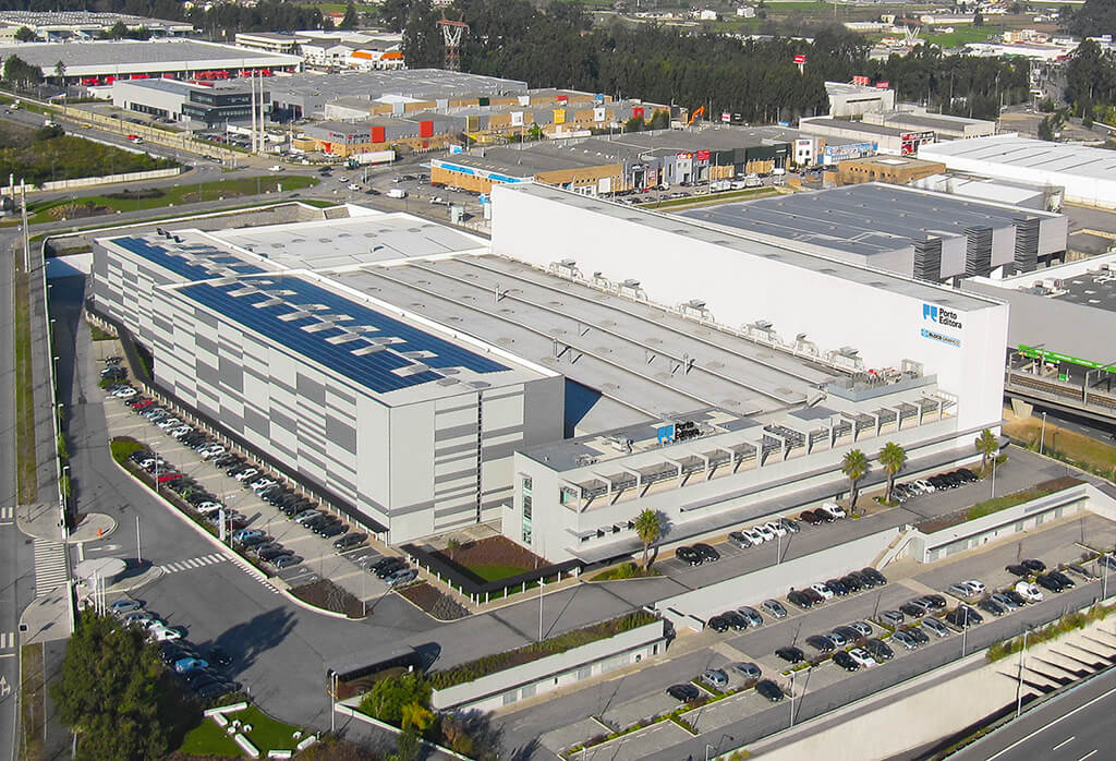 Blick von oben auf Porto Editora, das Logistikzentrum des größten Verlagshauses in Portugal